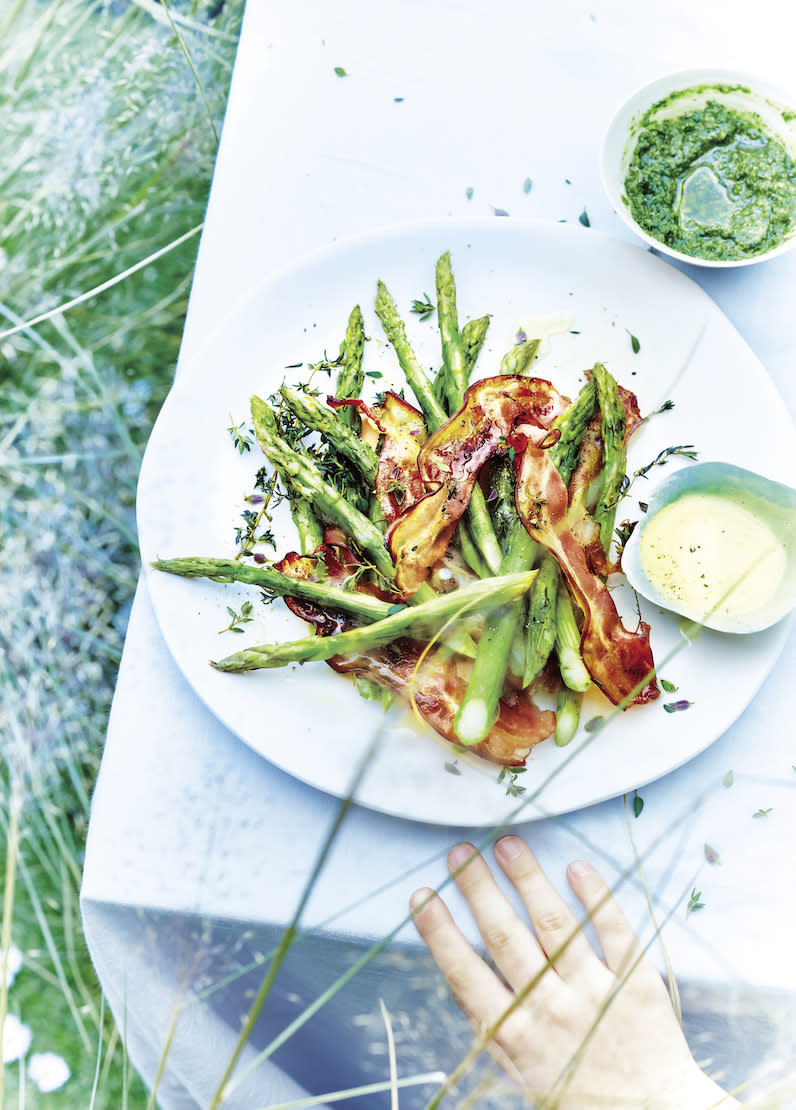 Asperges au bacon, pesto et sabayon