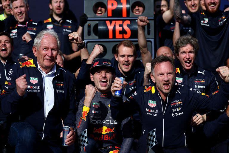 Max Verstappen flanqueado por Helmut Marko y Christian Horner: tres protagonistas del agitado presente de Red Bull Racing