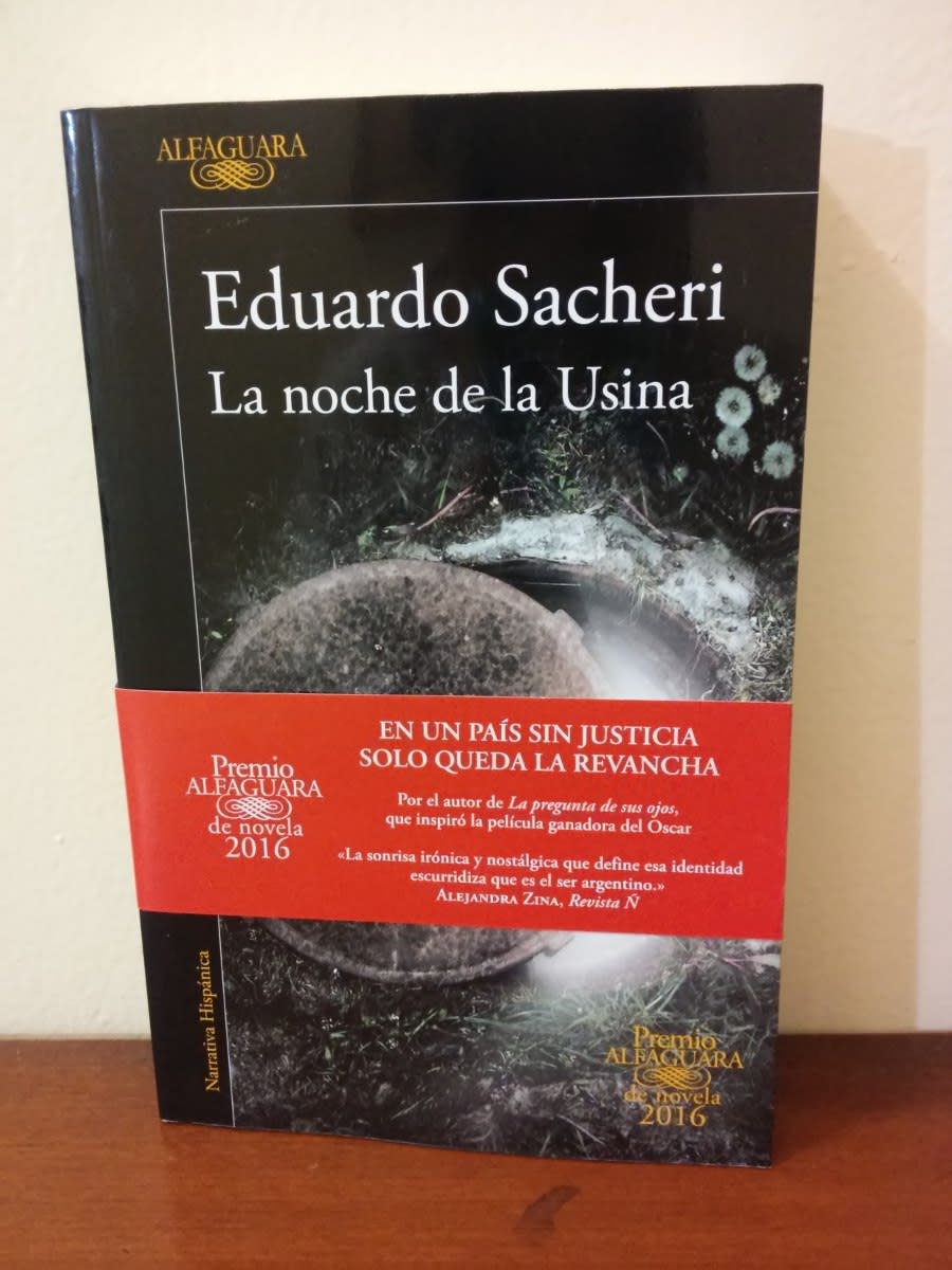 ‘La noche de la Usina’. La última novela del argentino, Eduardo Sacheri, tiene un valor de 329 pesos. Es decir, 571 menos que el costo de ‘El grito de la Victoria’. ¿Habrá averiguado la mediática cuáles eran los precios del mercado antes de publicar su ‘obra’?