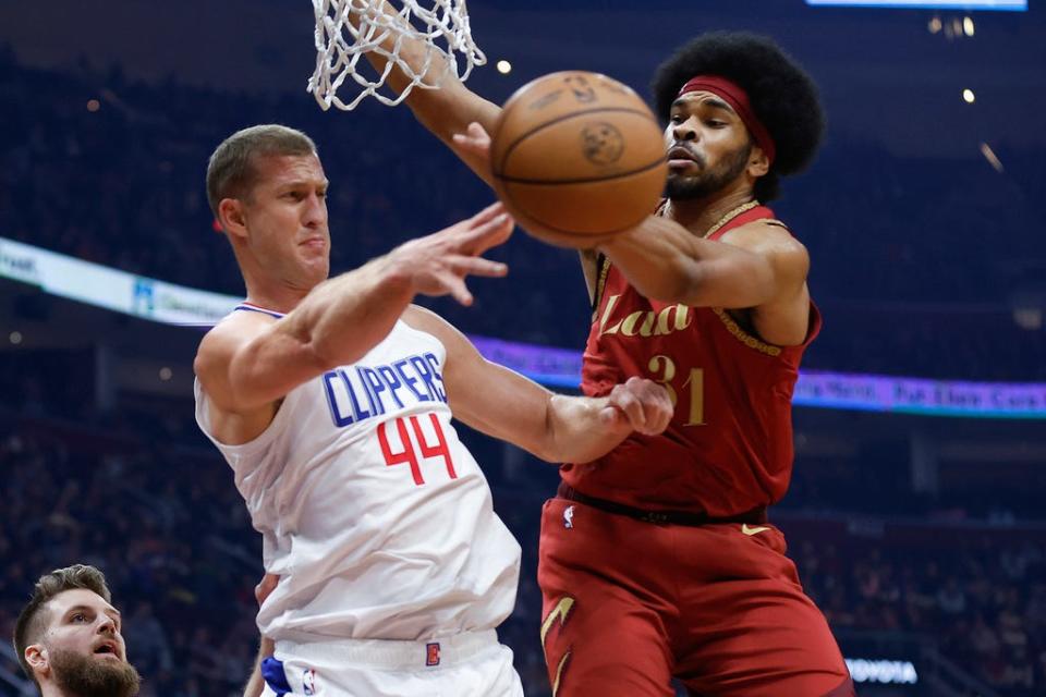 Los Angeles Clippers center Mason Plumlee (44) passes the ball against Cleveland Cavaliers center Jarrett Allen, right, during the first half of an NBA basketball game, Monday, Jan. 29, 2024, in Cleveland. (AP Photo/Ron Schwane)