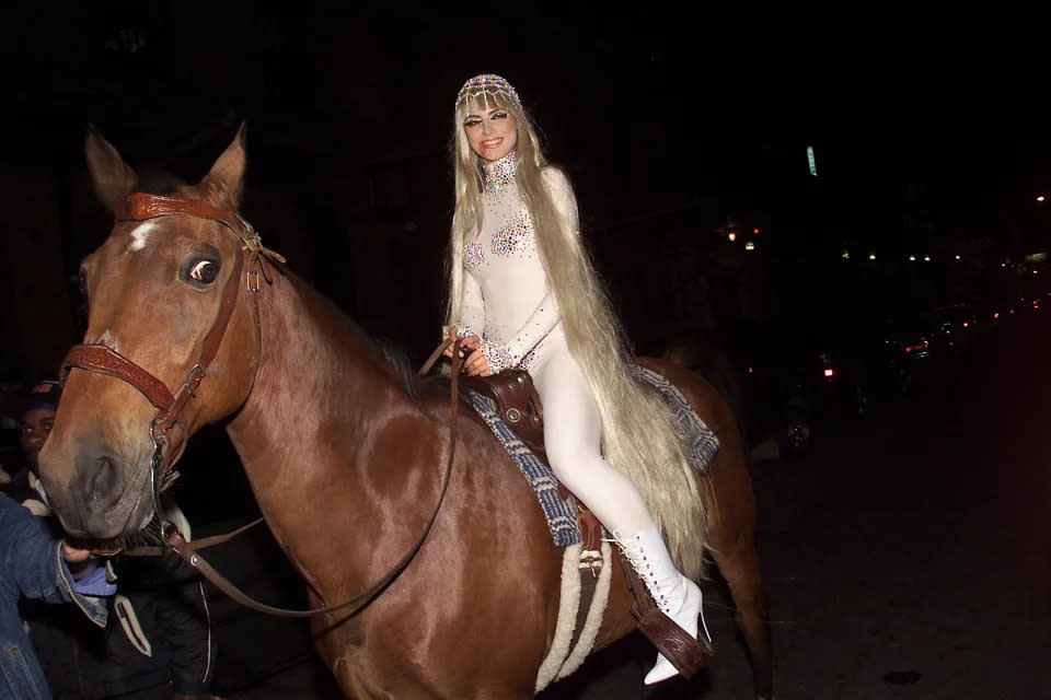 Heidi Klum kommt 2001 als Lady Godiva zu ihrer jährlichen Halloween-Party zu Pferd an. (Getty Images)