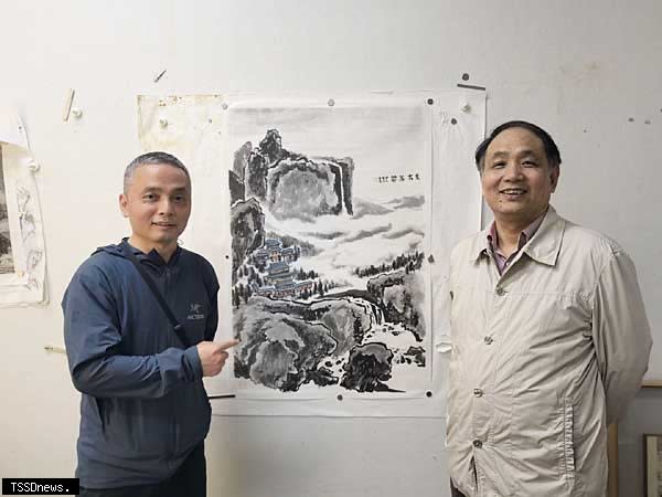 陳磊（左）和藏畫於民活動發起人周岳平在《嵩高暮雲》（100x68cm）前合影。