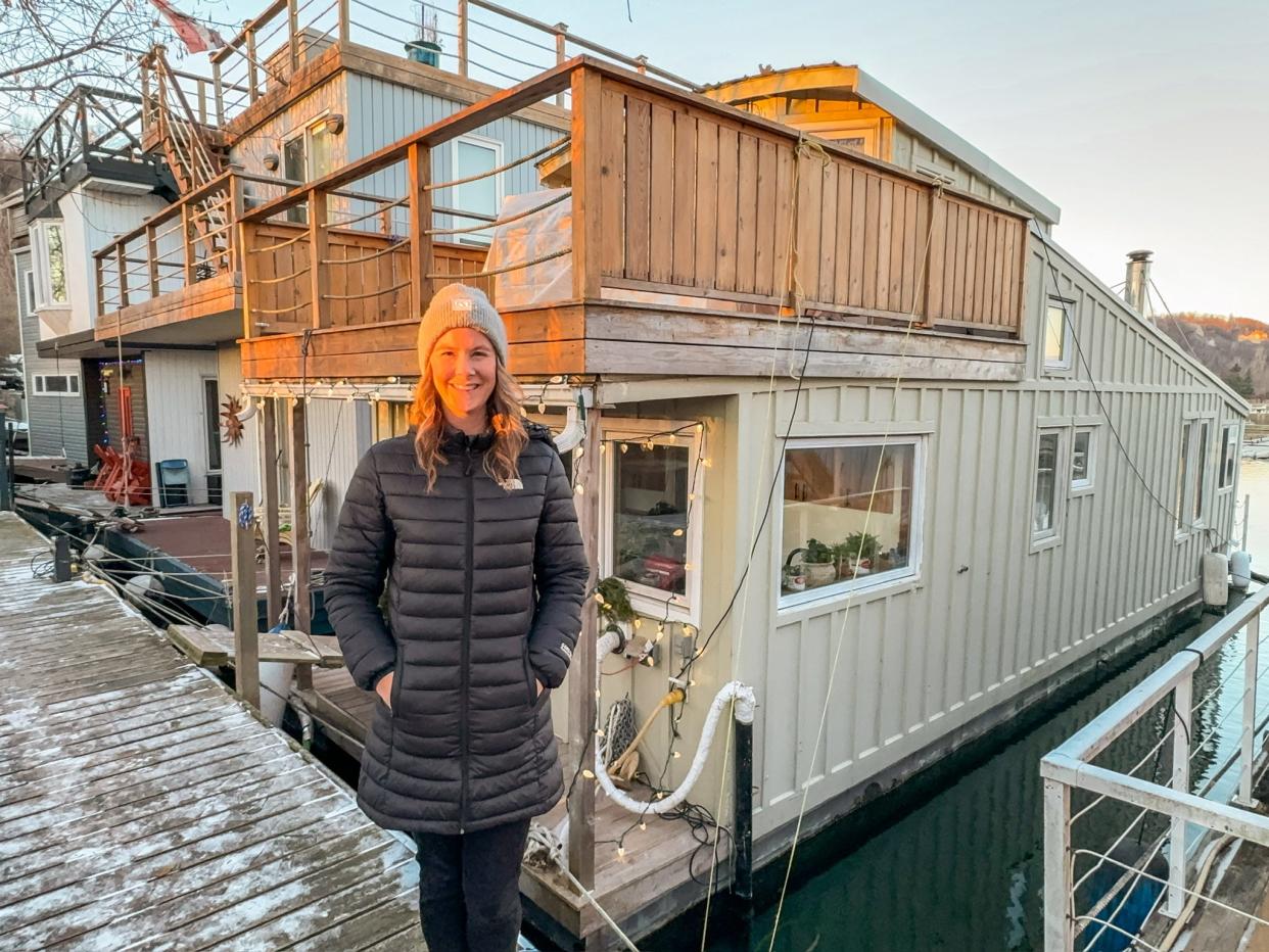 Kate Fincham steht im Winter neben ihrem Hausboot. - Copyright: Kate Fincham/@mylittlehouseboat