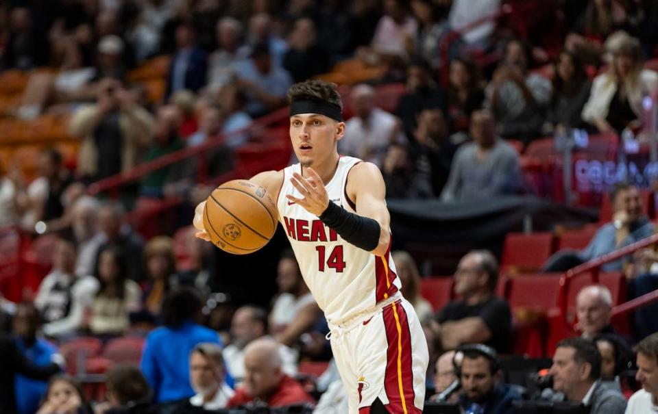 El escolta del Heat Tyler Herro pasa la pelota en el partido ante los Rockets de Houston, celebrado el 8 de enero de 2024 en Miami.