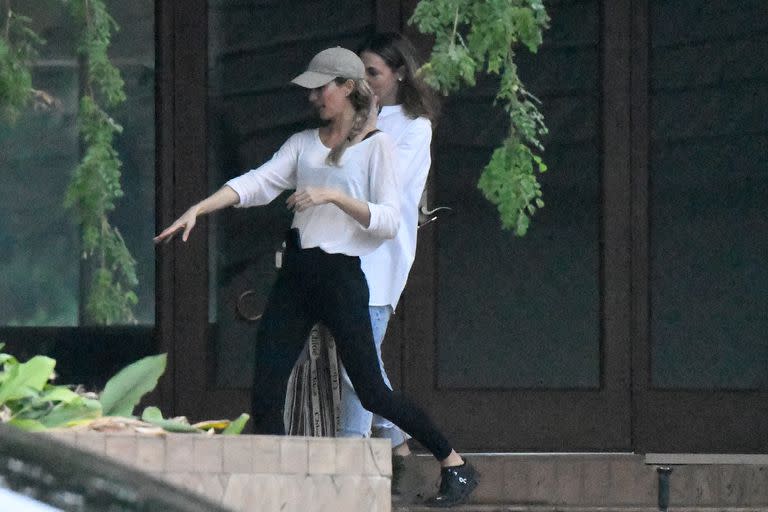 La recién soltera Gisele Bundchen se encuentra con la diseñadora de lujo, Costanza Collarte, en su nueva propiedad en Miami; la supermodelo parecía estar discutiendo cómo le gustaría que se viera eventualmente la casa 