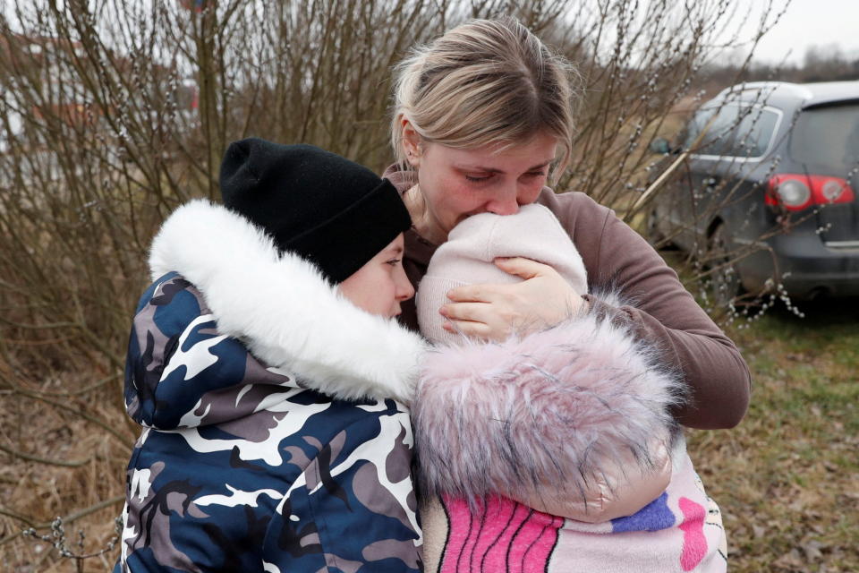 Anna Semyuk pudo reunirse con sus hijos en Hungría gracias a que una desconocida se hizo cago de ellos y les ayudó a cruzar la frontera. (Foto: REUTERS/Bernadett Szabo)