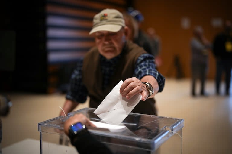 Un votante deposita su boleta en las elecciones regionales de Cataluña en La Roca del Vallès, al norte de Barcelona, España, el domingo 12 de mayo de 2024.