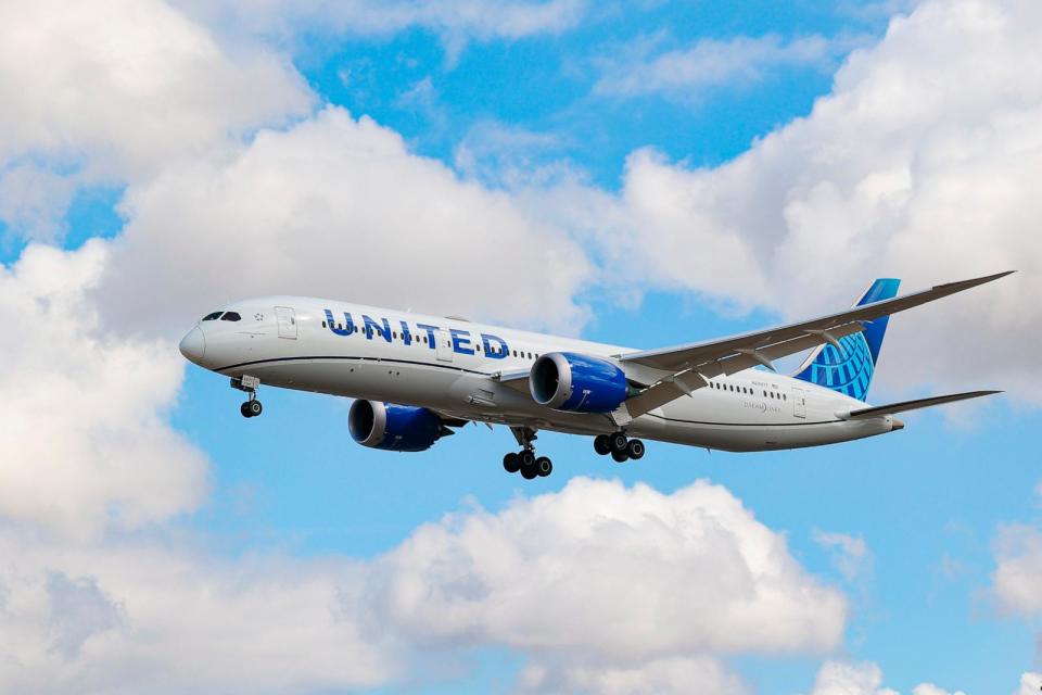 PHOTO: United Airlines aircraft as seen flying over London, Aug. 2022.  (Nicolas Economou/NurPhoto via Getty Images)