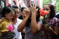 <p>Angehörige des Reuters-Journalisten Kyaw Soe Oo verlassen das Gerichtsgebäude in Yangon, Myanmar. Wegen Recherchen zur muslimischen Rohingya-Minderheit wurden Kyaw Soe Oo und sein Kollege Wa Lone zu sieben Jahren Haft verurteilt. (Bild: REUTERS/Ann Wang) </p>