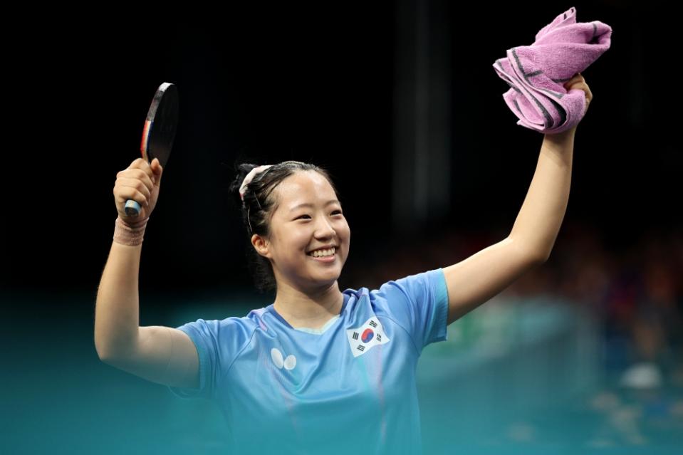 Le poignet droit de Shin Yu-bin doit être recouvert de ruban adhésif sportif pour le protéger pendant le match (Photo : Getty Images)