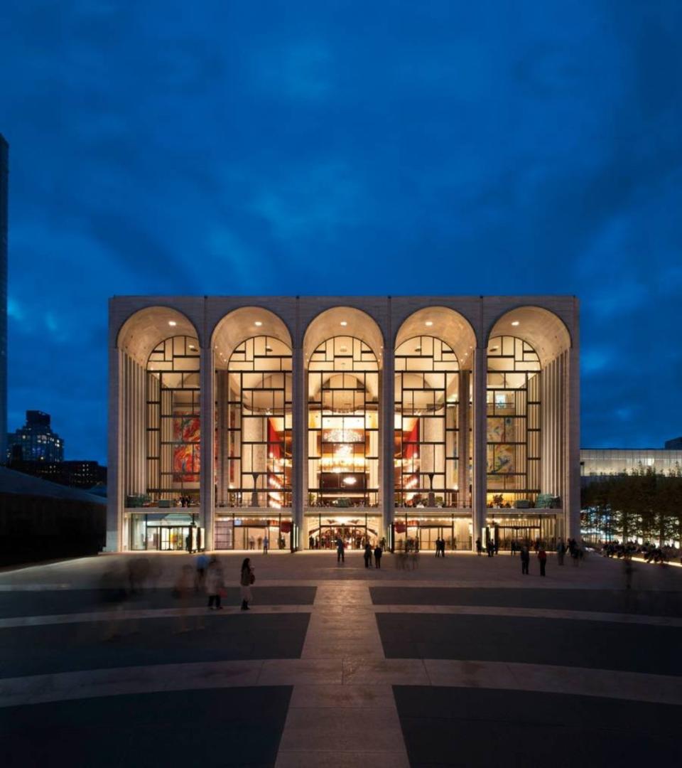 勞力士與享負盛名的機構、樂團及音樂會攜手合作。除了「紐約大都會歌劇院」之外，亦支持位於倫敦、米蘭及巴黎的各大歌劇院，以及兩項古典音樂盛事——薩爾斯堡藝術節（Salzburg Festival）以及維也納愛樂樂團（Vienna Philharmonic）音樂會。圖為紐約大都會歌劇院的外觀。（勞力士提供 © Rolex／Ambroise Tzenas）