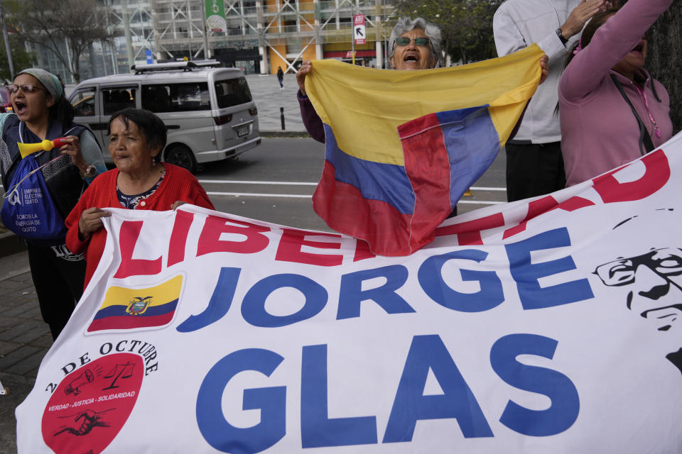 Partidarios del exvicepresidente Jorge Glas aplauden después de que un tribunal de justicia ecuatoriano declarara que su arresto dentro de la embajada de México era ilegal, en Quito, Ecuador, el viernes 12 de abril de 2024. Sin embargo, el tribunal ordenó que Glas permaneciera en prisión para cumplir una sentencia pendiente por dos casos de corrupción en los que fue condenado. (AP Foto/Dolores Ochoa)