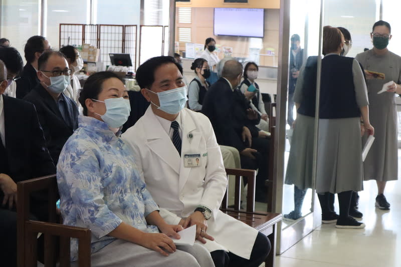 結合中西醫獲成果 花蓮慈院推3款飲品抗退化 花蓮慈濟醫院中西醫研究團隊結合傳統中草藥理論與 現代醫學實驗數據，研發最新3款飲品，28日舉行成 果發表會，花蓮縣長徐榛蔚（前左1）與花蓮慈濟醫 院長林欣榮（前左2）等人出席。 中央社記者李先鳳攝  112年11月28日 