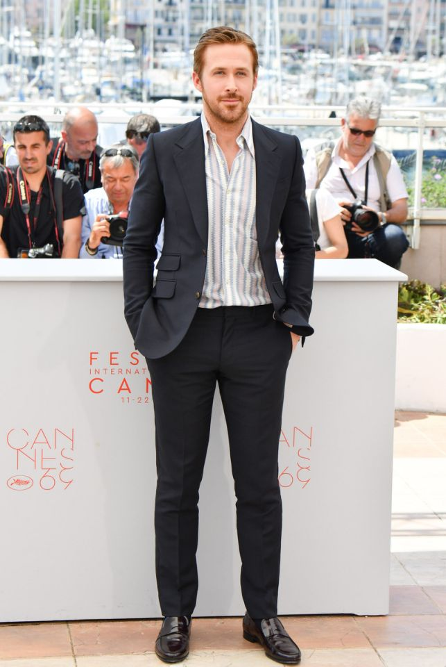 Ryan Gosling porte un costume gris et une chemise à rayures bleues (Photo: Getty Images)