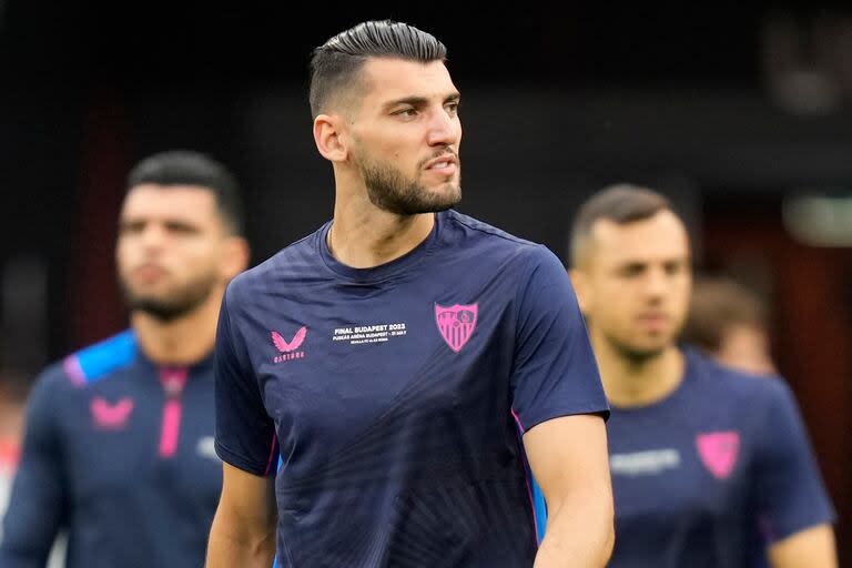 En esta imagen de archivo, el entonces jugador del Sevilla Rafa Mir, ahora cedido en el Valencia, llega a un entrenamiento en el Puskas Arena de Budapest, Hungría