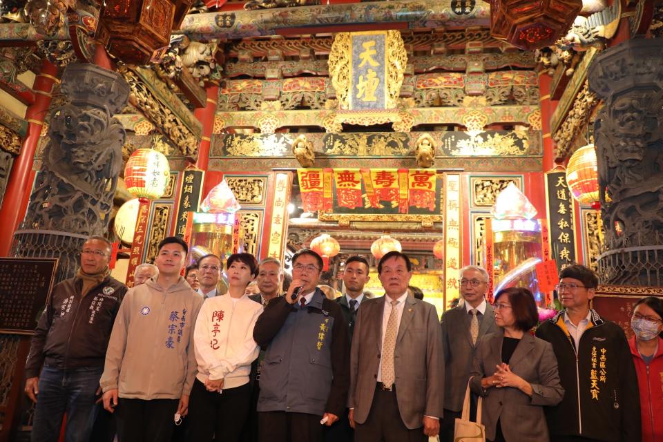 黃偉哲市長除夕子時前往台灣首廟天壇參拜。圖/台南市政府提供。