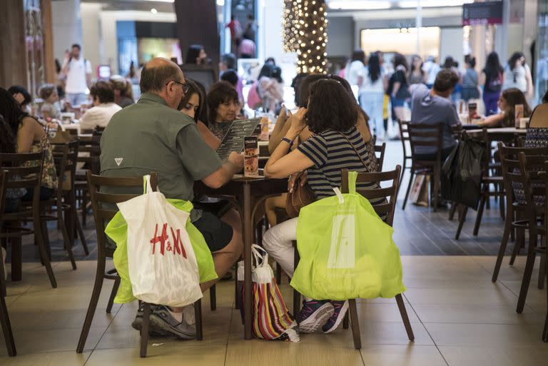 Bolsas del gigante sueco de la moda en un shopping en Chile