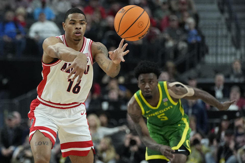 Arizona forward Keshad Johnson (16) passes against Oregon during the first half of an NCAA college basketball game in the semifinal round of the Pac-12 tournament Friday, March 15, 2024, in Las Vegas. (AP Photo/John Locher)