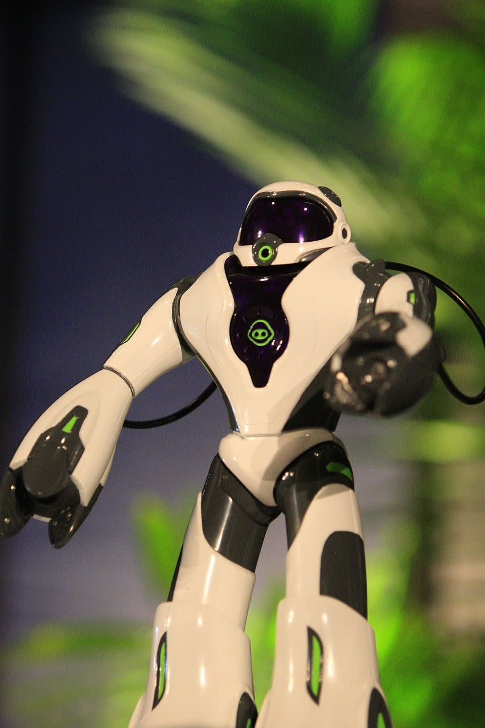 green, action figure, robot, technology, machine, fictional character, animation, toy, figurine, style,