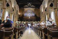 Fieles hispanos asisten a una misa en español en la iglesia San Bartolomeo de Nueva York el 6 de julio del 2020. (AP Photo/John Minchillo)