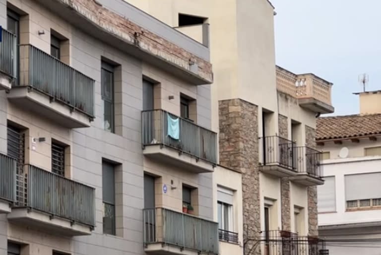 Dos Gemelas se precipitaron del tercer piso de un edificio en Sallent, España, una murió y la otra está en grave estado