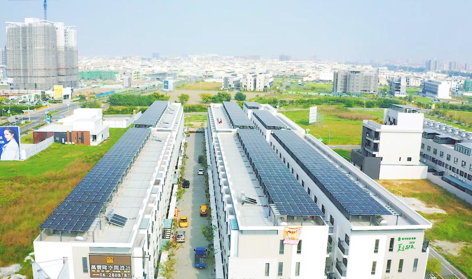 南市府大力推陽光電城計畫，南市九份子低碳社區屋頂設置太陽能光電板。（經發局提供）