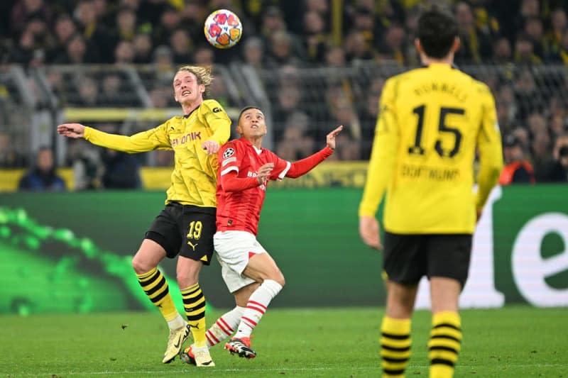 Borussia Dortmund's Jadon Sancho (L) and Eindhoven's Mauro Junior battle for the ball during the UEFA Champions League Round of 16, second leg soccer match between Borussia Dortmund and PSV Eindhoven at Signal Iduna Park. Federico Gambarini/dpa