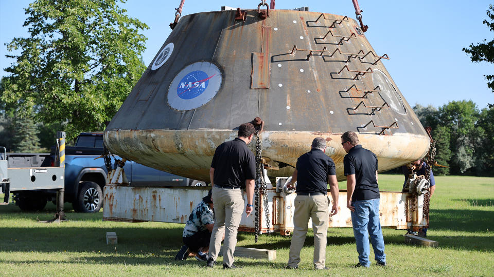     Die Orion Max Abort Launch System (MLAS)-Kapsel der NASA kommt zur Ausstellung an der University of North Dakota an. 