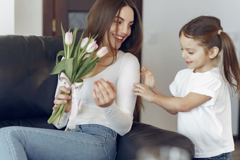 Un abrazo a las madres en su día. Foto de archivo