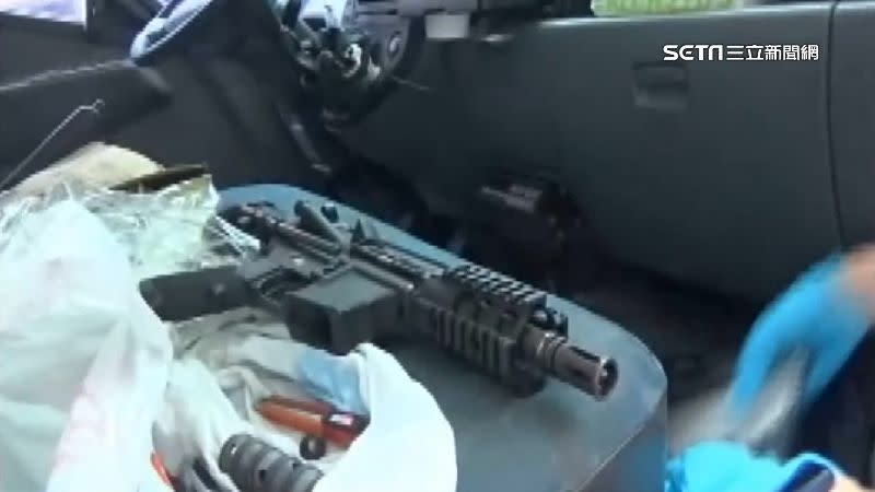 警方在魚販的副駕駛座搜出一把改造衝鋒槍。