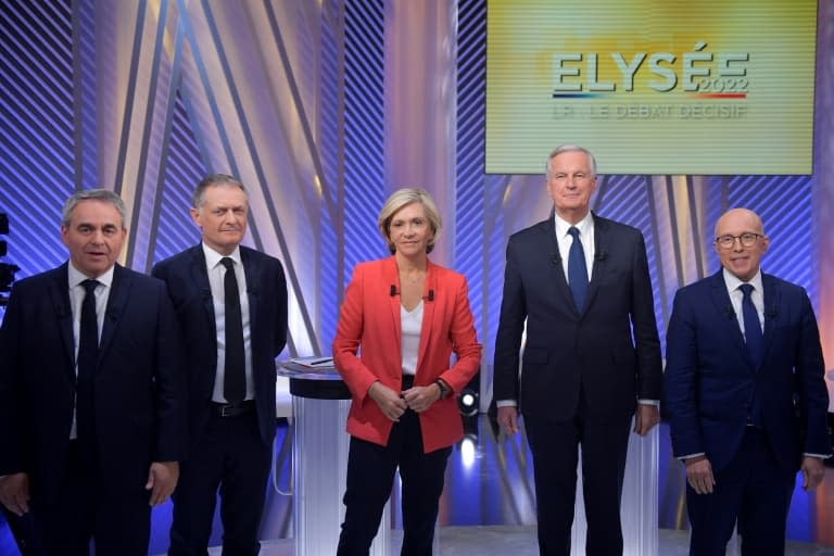 Xavier Bertrand, Philippe Juvin, Valérie Pécresse, Michel Barnier et Eric Ciotti - candidats à l'investiture du parti Les Républicains (LR) pour la présidentielle - avant leur débat à Paris, le 30 novembre 2021 - JULIEN DE ROSA © 2019 AFP