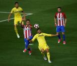 Football Soccer- Spanish La Liga Santander - Atletico Madrid v Villarreal- Vicente Calderon Stadium, Madrid, Spain - 25/04/17 - Atletico Madrid's Jose Maria Gimenez and Villarreal's Mateo Pablo Musacchio in action. REUTERS/Susana Vera