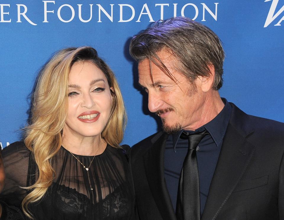 <p>No ha tenido Madonna demasiada suerte sentimentalmente, pero nadie duda de que el gran amor de su vida siempre fue Sean Penn, con el que estuvo casada en los años 80. El matrimonio fue muy tormentoso, aunque curiosamente se llevan de maravilla desde su divorcio. Muchos sueñan con volverlos a ver juntos. (Foto: Angela Weiss / Getty Images). </p>