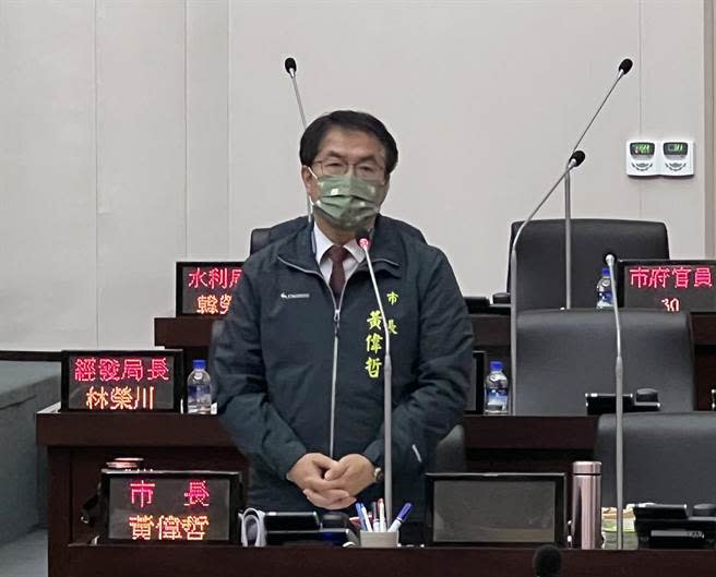 台南市正副議長涉賄被民進黨停權，市長黃偉哲認為，不需要別人說三道四。（洪榮志攝）