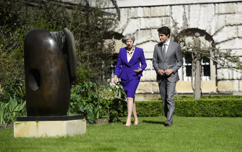 PHOTOS: Justin Trudeau meets with leaders in Lima, Paris and London