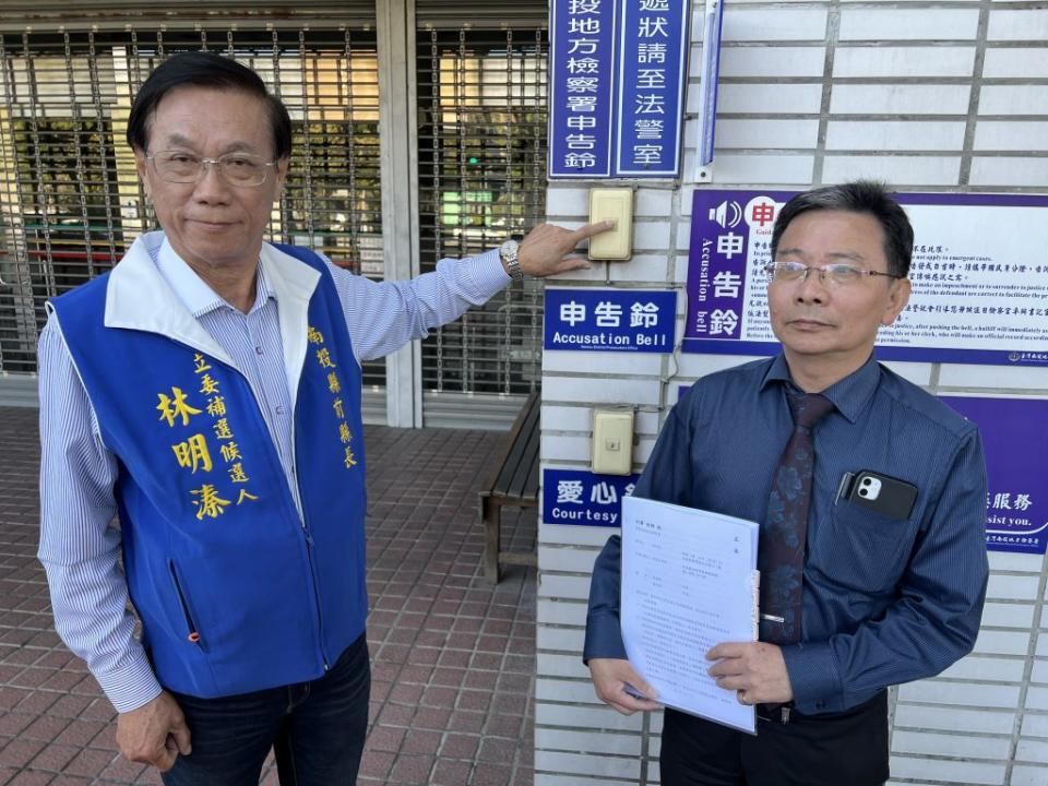 立委補選候選人林明溱(右)由與律師陪同，對民進黨南投縣議員沈夙崢、民進黨發言人黃彩玲提出告訴。（記者徐義雄攝）