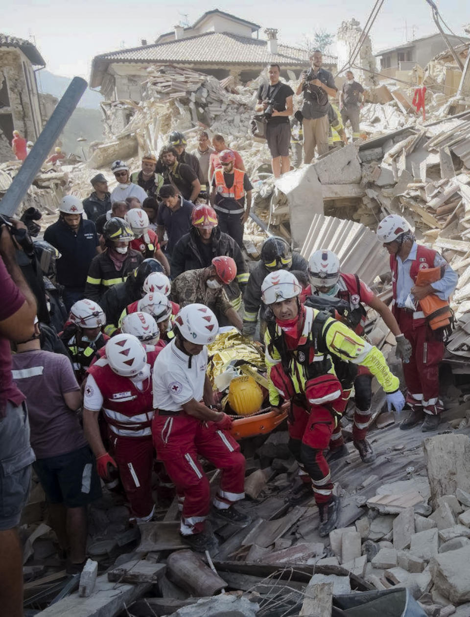 Die Zeit drängt für die Rettungskräfte, denn stündlich sinken die Überlebenschancen der Vermissten in den Trümmern. Hier bergen Helfer einen Überlebenden. (Bild-Copyright: AP Photo/Emilio Fraile)