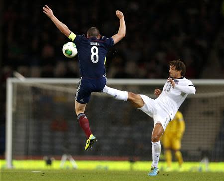 Scotland's Scott Brown (L) is tackled by Jermaine Jones of the U.S. during their international friendly soccer match at Hampden Park Stadium in Glasgow, Scotland, November 15, 2013. REUTERS/Russell Cheyne