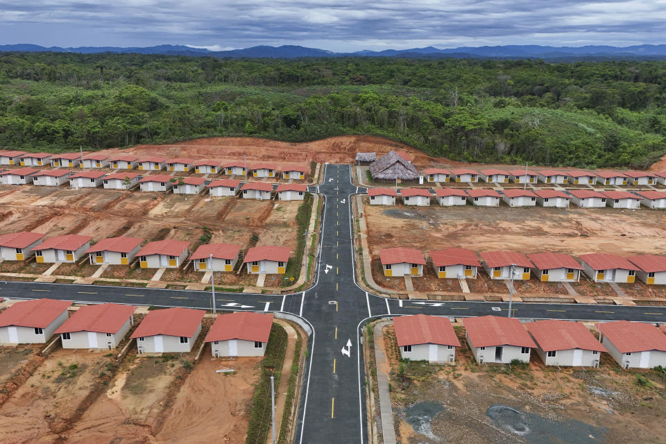 Nuevas casas se encuentran en Nuevo Cartí, en la costa caribeña de Panamá, el lunes 27 de mayo de 2024. Debido al aumento del nivel del mar, unas 300 familias indígenas Guna se trasladarán de la isla Gardí Sugdub, parte del archipiélago de San Blas, a nuevas casas construidas por el gobierno en tierra firme. (Foto AP/Matías Delacroix)