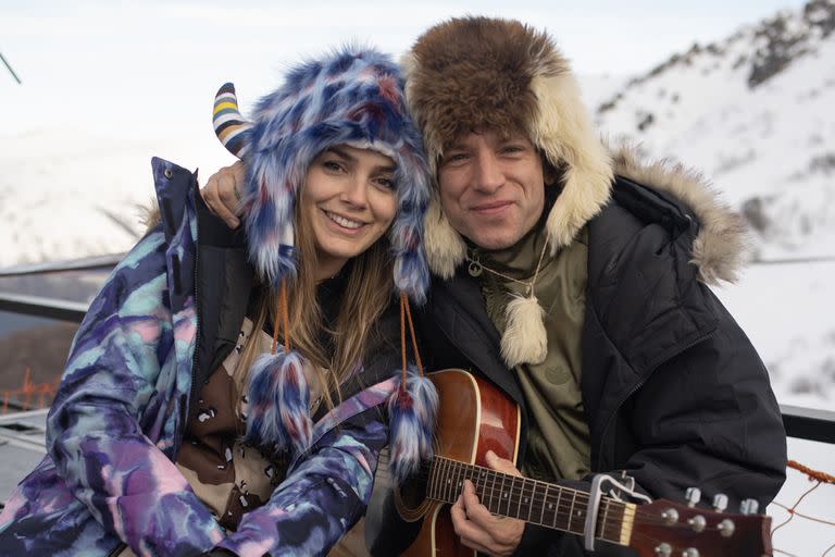 En el Ski Day & Night de Movistar, los músicos Natalie Pérez y Joaquín Levinton disfrutaron los paisajes y tocaron juntos