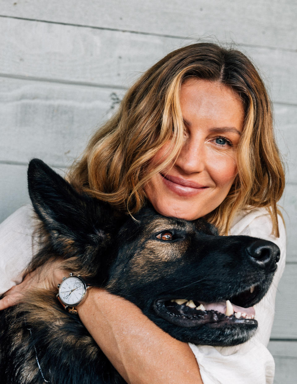 Gisele Bündchen con su perro Alfie en su casa de Southwest Ranches, Florida, el 7 de marzo de 2023. (Rose Marie Cromwell/The New York Times)
