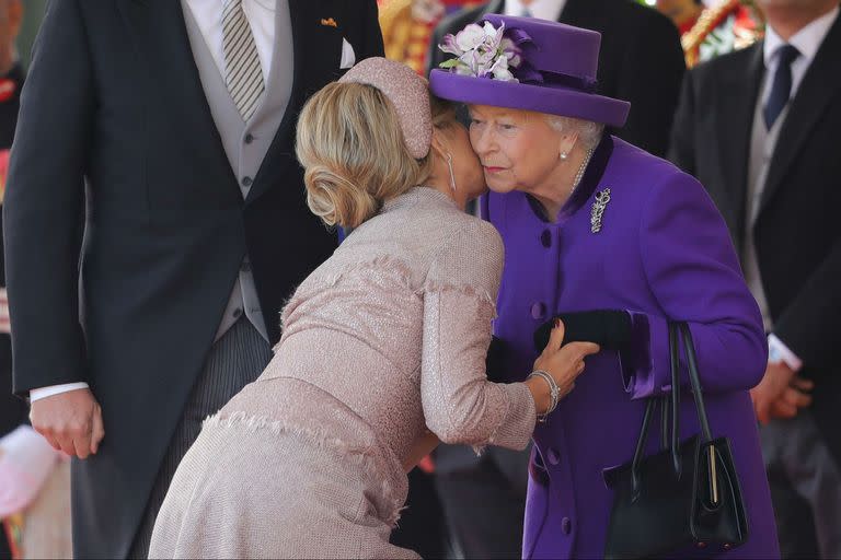 Máxima besó a la reina Isabel para saludarla