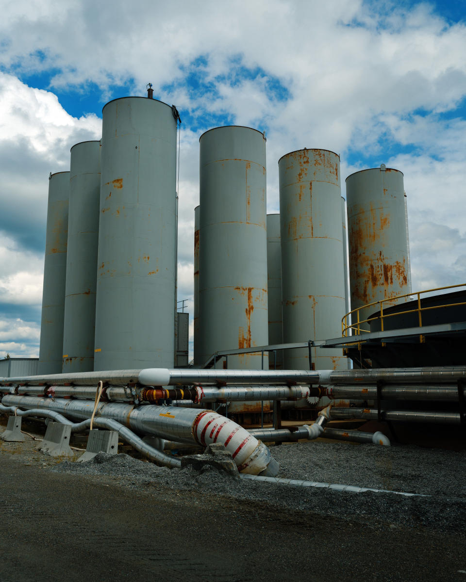 Almacenamiento para agua reciclada utilizada en el proceso de separar el litio de la roca que lo rodea, en una mina a las afueras de La Corne, Quebec, el 30 de agosto de 2022. (Brendan George Ko/The New York Times)
