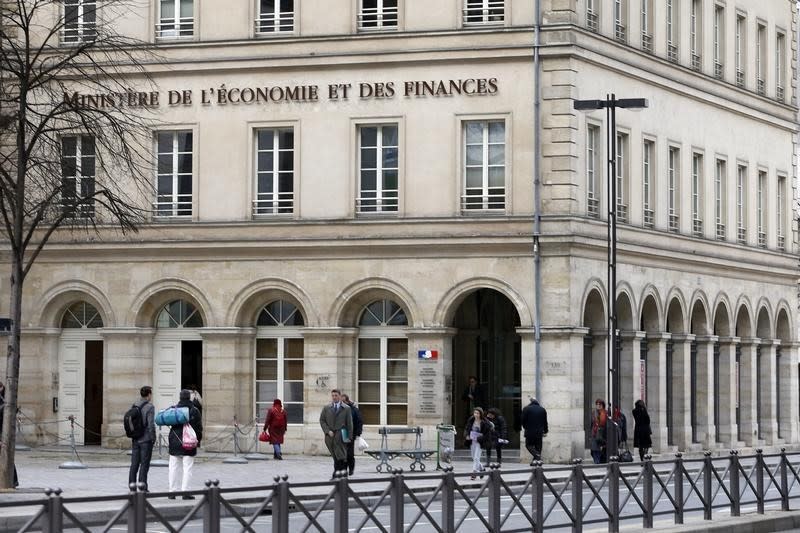 La dette publique de la France a augmenté de 31,7 milliards d'euros au deuxième trimestre pour atteindre 2.170,6 milliards d'euros à fin juin, soit l'équivalent de 98,4% du PIB. Le ratio de dette sur PIB a ainsi progressé de 0,9 point par rapport à la fin du premier trimestre. /Photo d'archives/REUTERS/Charles Platiau