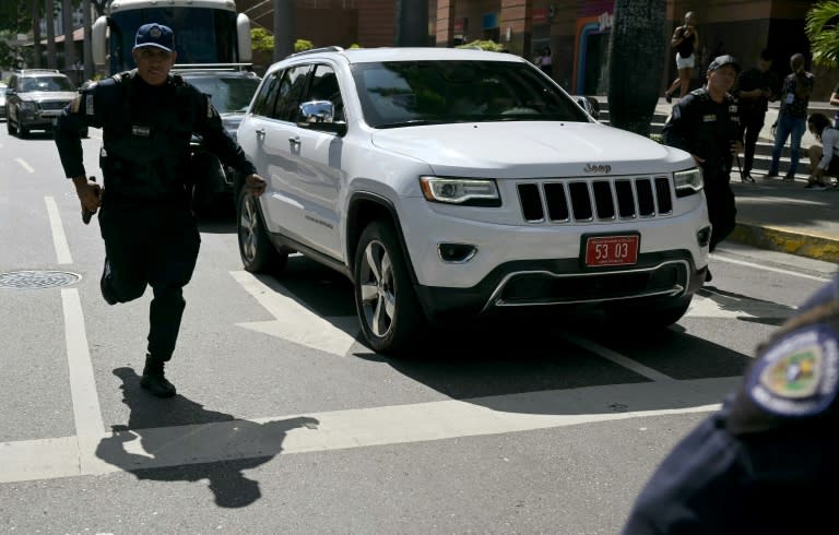 Agentes de la Policía Nacional Bolivariana escolta unos automóviles que trasladan a miembros del cuerpo diplomático argentino tras abandonar la Embajada de Argentina en Venezuela, el 1 de agosto de 2024 en Caracas (Yuri Cortez)