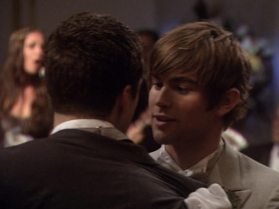 nate grabbing carter by the jacket during an episode of gossip girl