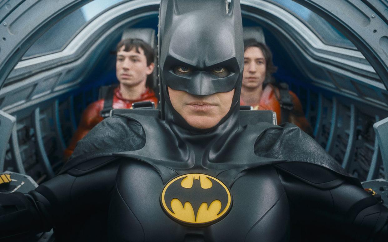 Was für eine Geschichte: Über 30 Jahre nach seinen eigenen "Batman"-Filmen schlüpft Michael Keaton noch einmal ins Fledermaus-Kostüm. (Bild: Universal Pictures / 2023 Warner Bros. Ent. All Rights Reserved.  TM & © DC)