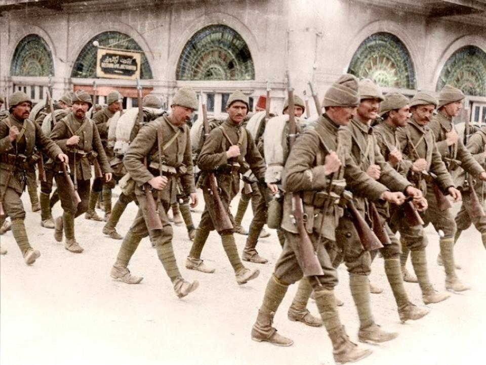 La infantería turca marchando sobre Alepo durante la Primera Guerra Mundial. <a href="https://es.wikipedia.org/wiki/Archivo:Aleppo-OttomantroopsTopicalpressagency.jpg" rel="nofollow noopener" target="_blank" data-ylk="slk:Wikimedia Commons;elm:context_link;itc:0;sec:content-canvas" class="link ">Wikimedia Commons</a>