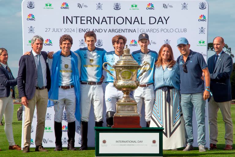 Festeja el polo nacional en Windsor: Delfín Uranga, presidente de la Asociación Argentina de Polo; Hilario Ulloa, Rufino Laulhé, Carlos María Ulloa, Beltrán Laulhé, la embajadora Mariana Plaza y el director técnico Marcos Di Paola celebran el 13-6 sobre Inglaterra con la Copa Coronación.