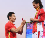 <p>Le plongeur Qin Kai a fait sa demande à He Zi, sa partenaire durant les Jeux Olympiques 2016 de Rio. Ils étaient déjà en couple depuis 6 ans.<br>Crédit photo : Getty Images </p>